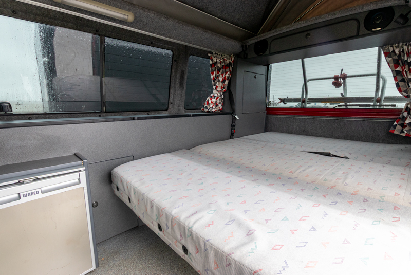 VW Transporter T4 84bhp SWB Camper - Bed